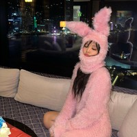 Untuk perayaan ulang tahunnya, Jennie BLACKPINK tampil memesona memakai furry dress berwarna pink. Dia juga bunny balaclava serasi dan terlihat bak seekor kelinci. Foto: dok. Instagram @jennierubyjane