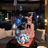 Idol KPop yang digosipkan pacaran dengan V BTS itu kemudian membagikan fotonya saat mendapat kejutan lain di kamarnya. Dengan latar pemandangan malam Hong Kong, Jennie berpose di depan dekorasi bunga dan balon bernuansa biru dan putih. Foto: dok. Instagram @jennierubyjane