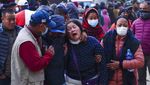 Jerit Tangis Keluarga Korban Pesawat Jatuh di Nepal