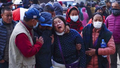 Jerit Tangis Keluarga Korban Pesawat Jatuh di Nepal