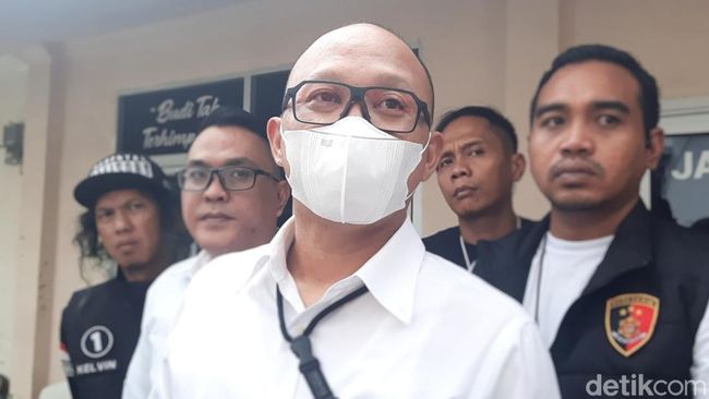 Kasubdit Jatanras Polda Sumsel Kompol Agus Prihadinika (bermasker) menjelaskan modus pencurian 42 iPhone di Mal Palembang. (Prima Syahbana/detikSumut)
