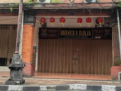 Bergerak sedikit ke timur, sudah dipasang lampion Imlek tepat di atas kendaraan lalu-lalang. Tak hanya di jalan, lampion juga sudah dipasang di bangunan-bangunan bersejarah di kawasan heritage Denpasar. Foto: I Wayan Sui Suadnyana/detikBali