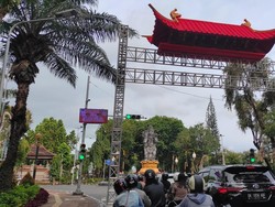 Sementara dekat Patung Catur Muka, tepatnya di jalan sebelah utara Kantor Wali Kota Denpasar terlihat dipasang semacam gapura dari besi. Di atasnya terpasang atap kecil berwarna merah. Foto: I Wayan Sui Suadnyana/detikBali