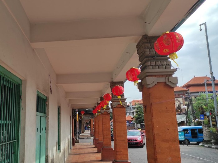 Kawasan heritage Jalan Gajah Mada, Denpasar, Bali, jelang perayaan Imlek 2023.