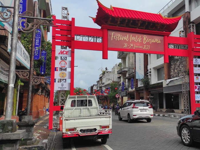 Kawasan heritage Jalan Gajah Mada, Denpasar, Bali, jelang perayaan Imlek 2023.