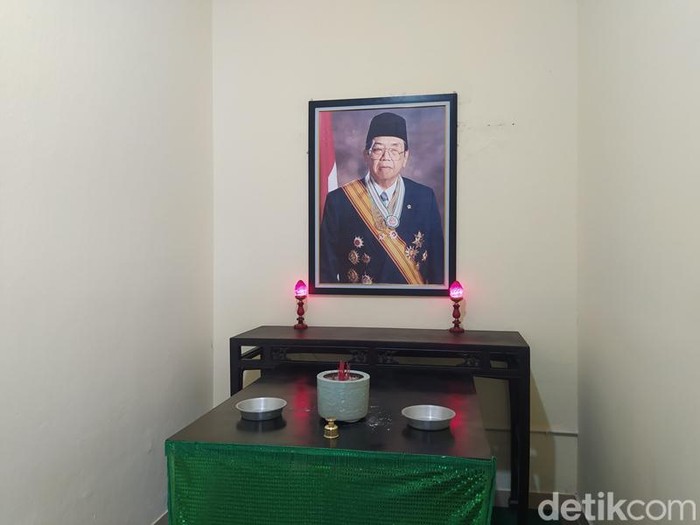 Kelenteng Hok An Kiong, Muntilan, Kabupaten Magelang, Senin (16/1/2023). Di dalam kelenteng terpasang foto Gus Dur.