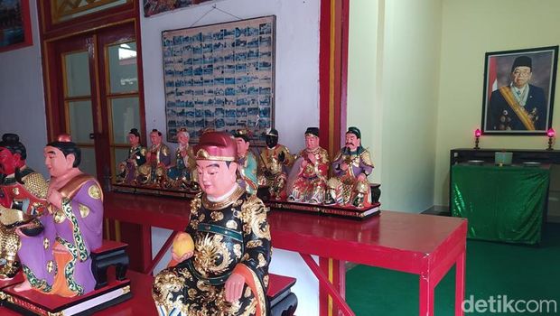 Kelenteng Hok An Kiong, Muntilan, Kabupaten Magelang, Senin (16/1/2023). Di dalam kelenteng terpasang foto Gus Dur.