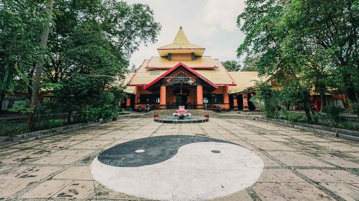 Kelenteng Sanggar Agung dikenal dengan Kelenteng Hong San Tang. Kelenteng ini didirikan pada 1999 sebagai tempat ibadah Tri Dharma.