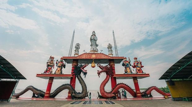 Kelenteng Sanggar Agung dikenal dengan Kelenteng Hong San Tang. Kelenteng ini didirikan pada 1999 sebagai tempat ibadah Tri Dharma.