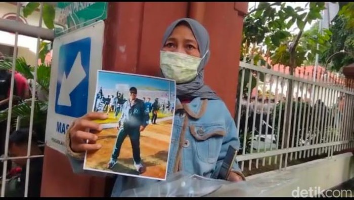 Keluarga korban tragedi kanjuruhan di PN Surabaya