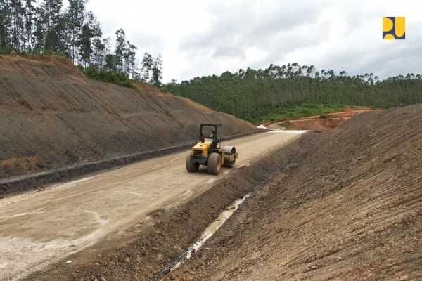Kementerian Pekerjaan Umum dan Perumahan Rakyat (PUPR) menyelesaikan pembangunan Jalan Lingkar Sepaku untuk mendukung konektivitas menuju Kawasan Inti Pusat Pemerintahan (KIPP) Ibu Kota Negara (IKN) Nusantara, di Kalimantan Timur. (Dok. Kementerian PUPR)