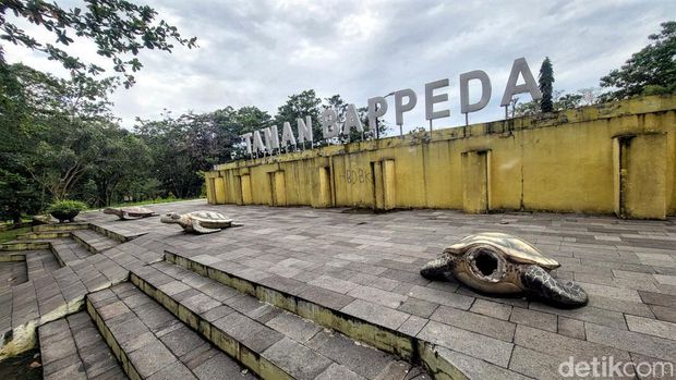 Kepala patung kura-kura di Taman Bappeda dipenggal