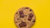 Bukannya menggunakan butiran chocochips, Jaime justru menambahkan balok lego berwarna cokelat ke atas cookies. Hasilnya, lego terlihat mirip seperti chocochips asli. Foto: Jaime Shancez