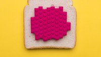 Selai strawberry yang manis legit, diganti dengan barisan balok lego berwarna merah muda cerah sebagai selai dari roti tawar ini. Foto: Jaime Shancez