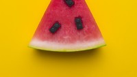 Kalau ini irisan buah semangka segar yang diberi lego hitam, untuk menggantikan biji dari buah semangka. Kreatif, ya? Foto: Jaime Shancez