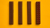  Ayo tebak, mana irisan cokelat Kitkat yang asli, dan mana irisan lego cokelat? Keduanya tampak realistis dan mirip seperti makanan asli. Foto: Jaime Shancez