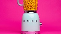 Bukannya buah mangga yang tengah diblender, melainkan potongan balok lego berwarna kuning yang siap dirubah menjadi smoothies lego. Foto: Jaime Shancez