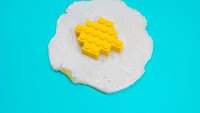 Telur mata sapi ini, dirubah jadi karya Pop Art yang menarik. Kuning telur diganti dengan susunan lego yang dibentuk agar mirip menyerupai yang asli. Foto: Jaime Shancez
