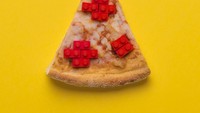 Menggunakan latar belakang warna cerah, hasil karya Jaime memiliki daya tariknya tersendiri. Satu potong pizza ini, dilengkapi dengan topping balok lego berwarna merah cerah. Foto: Jaime Shancez