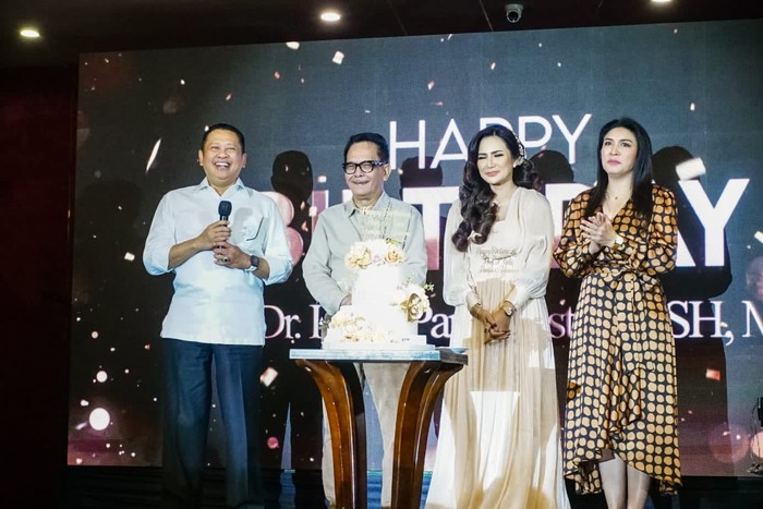 Ketua MPR RI Bambang Soesatyo menghadiri acara syukuran ulang tahun ke-66 Guru Besar Hukum Tata Negara Fakultas Hukum Universitas Padjadjaran Prof Dr I. Gde Pantja Astawa di Bandung, Jumat (13/1).
