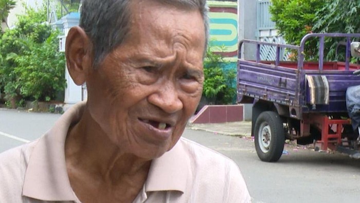 Surasim (79) harus terus bekerja keras untuk menyambung hidup. Kini, ia tinggal sendiri di Ibu Kota. Mari bantu Kakek Surasim dengan donasi di berbuatbaik.