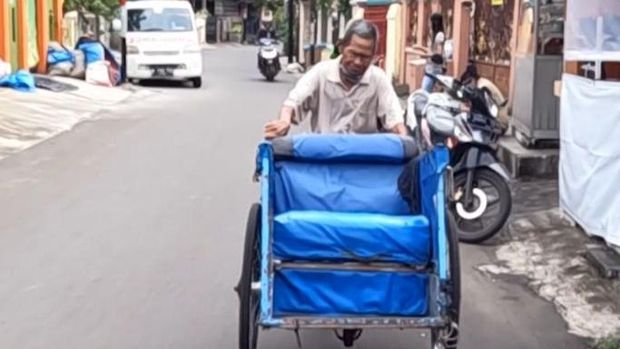 Surasim (79) harus terus bekerja keras untuk menyambung hidup. Kini, ia tinggal sendiri di Ibu Kota. Mari bantu Kakek Surasim dengan donasi di berbuatbaik.