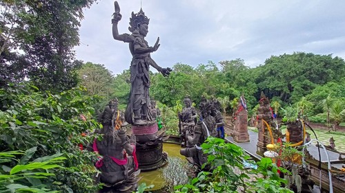 Kolam dengan patung Dewata Nawa Sanga di Pura Beji Tirta Amerta Gangga, Desa Tegalmengkeb, Kecamatan Selemadeg Timur, Tabanan, Bali. (chairul amri simabur/detikBali).