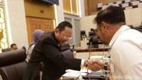Tidak hanya itu, menurut Sudin, kinerja para pejabat Kementan juga perlu disoroti. Terutama menyangkut kurangnya koordinasi dengan instansi lain mulai dari Perum Bulog hingga Kementerian Perdagangan. Ia mewanti-wanti agar Mentan waspada dengan orang-orang terdekatnya.