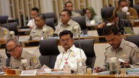Menteri Pertanian Syahrul Yasin Limpo mengikuti rapat kerja dengan Komisi IV DPR RI di Komplek Parlemen, Senayan, Jakarta, Senin (16/1/2023).