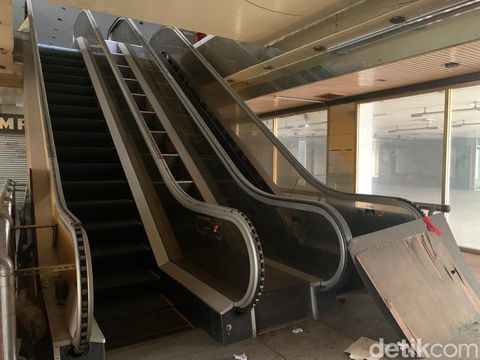 Kondisi Eskalator di Olympia Plaza yang ditutup