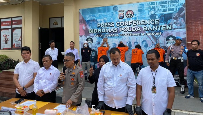 Konferensi Pers Dua Mayat Pria Terikat di Kebun Karet, Lebak, Banten. (dok. Polda Banten)