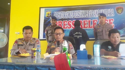 Konferensi pers penangkapan pelaku pengeboman ikan di Polair Kupang, Senin (16/1/2023).