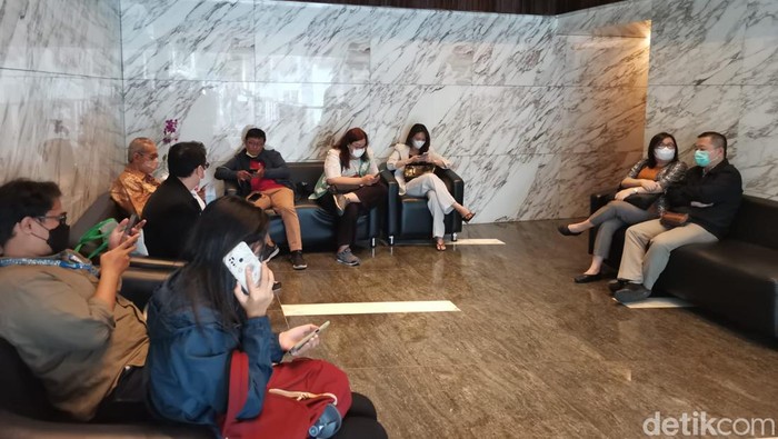 Korban Wanaartha Life menunggu di kantor OJK