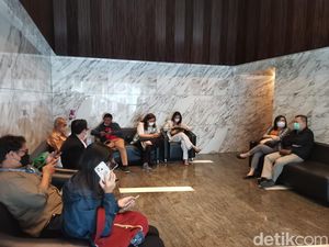 Tak Diizinkan Masuk Gedung OJK, Korban WanaArtha: Jangan Sembunyi!