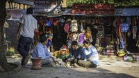 Para pendaki menjadi lumbung utama UMKM Pokhara. Mereka yang mendaki ke Annapurna pasti pulang dengan membeli berbegai macam suvenir dari UMKM. (Getty Images/iStockphoto/Motion Loop)