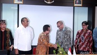 Ketua KPU Hasyim Asyari menemui Ketua Umum Persekutuan Gereja-gereja di Indonesia (PGI) Gomar Gultom untuk  beraudiensi.