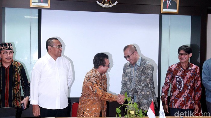 KPU Temui PGI Sosialisasikan Pemilu 2024 Aman dan Damai KPU menyambangi Persekutuan Gereja-gereja di Indonesia (PGI) untuk silaturahmi sekaligus sosialisasi menjelang Pemilu 2024.