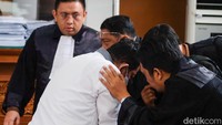 Kuat langsung menghampiri kuasa hukumnya usai jalannya sidang tuntutan. 