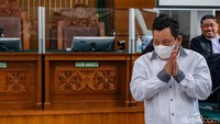 Kuat diyakini jaksa melanggar Pasal 340 KUHP juncto Pasal 55 ayat 1 ke-1 KUHP. Jaksa juga menyatakan tak ada alasan pemaaf bagi Kuat. 