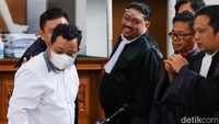 Hal memberatkan bagi Kuat adalah perbuatannya menghilangkan nyawa Yosua, berbelit-belit dan tidak menyesali perbuatan. Hal meringankan adalah Kuat sopan di persidangan, belum pernah dihukum dan hanya mengikuti kehendak jahat pelaku lain.