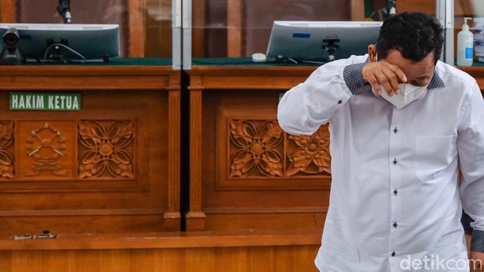 Sopir keluarga Ferdy Sambo, Kuat Maruf jalani sidang di PN Jaksel. Kuat dituntut 8 tahun penjara dalam kasus pembunuhan Brigadir Yosua Hutabarat.