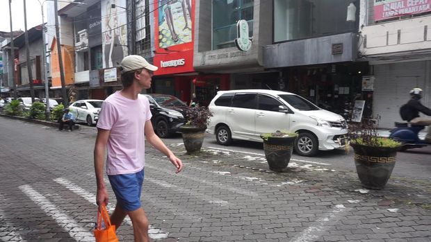 Suasana Kuta Square kini yang nampak sepi pengunjung karena banyak toko tutup.