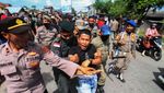 Lapak Dibongkar, Satpol PP Bentrok dengan Warga Lhokseumawe