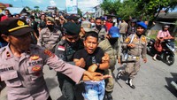 Pelaksana Harian (Plh) Sekretaris Satpol PP dan WH Kota Lhokseumawe, Dhiyauddin, Senin mengatakan, seseorang ditangkap karena bertindak anarkis dengan memukul petugas dan memprovokasi warga. 