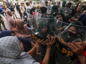 Lapak Dibongkar, Satpol PP Bentrok dengan Warga Lhokseumawe