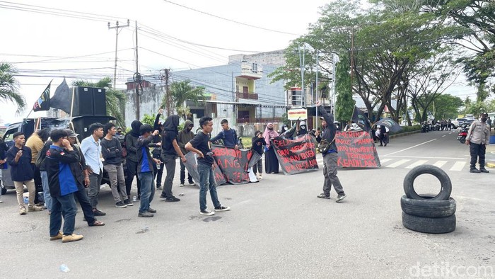 Mahasiswa di Pinrang, Sulsel melakukan aksi demonstrasi di depan Kantor Bupati Pinrang. Mereka menuntut perbaikan akses.