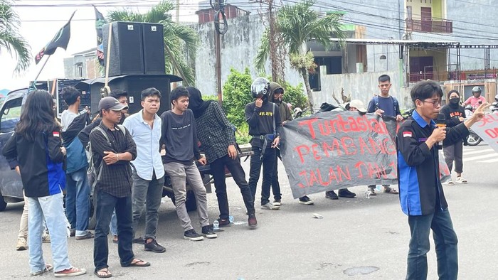 Mahasiswa di Pinrang, Sulsel melakukan aksi demonstrasi di depan Kantor Bupati Pinrang. Mereka menuntut perbaikan akses.