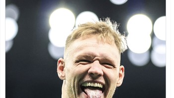 Aaron Ramsdale pun tak dapat menutupi rasa gembiranya. Foto: Twitter