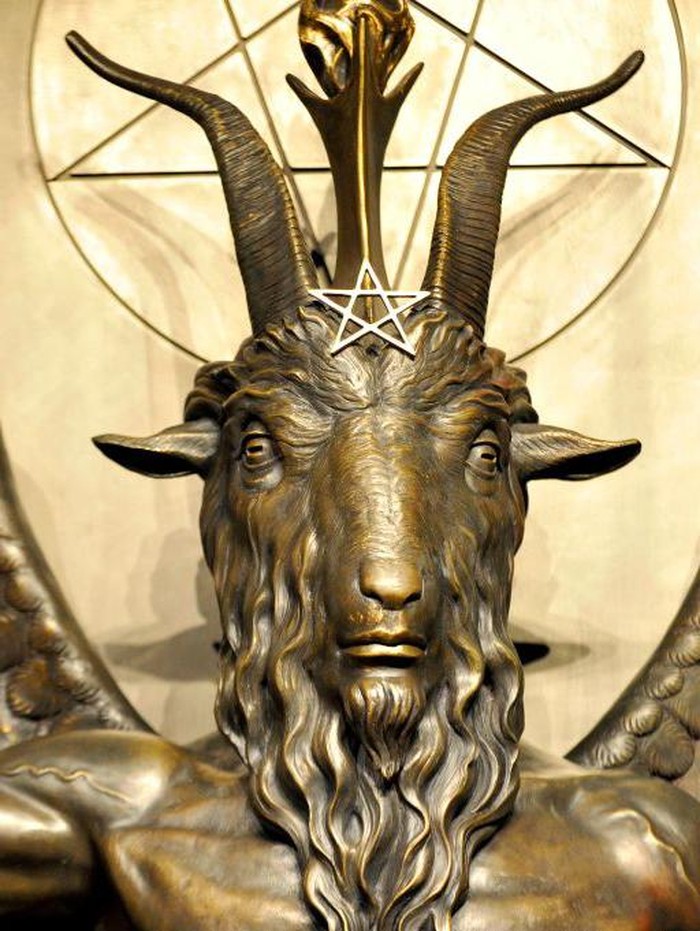 Mengintip Markas Pemuja Setan di AS The Baphomet statue is seen in the conversion room at the Satanic Temple where a Hell House is being held in Salem, Massachusett on October 8, 2019. - The Hell House was a parody on a Christian Conversion centre meant to scare atheist and other Satanic Church members. (Photo by Joseph Prezioso / AFP) (Photo by JOSEPH PREZIOSO/AFP via Getty Images)