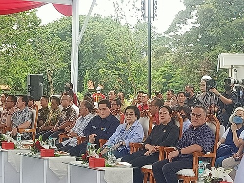 Menteri BUMN, Erick Thohir bersama dengan Presiden RI ke-5, Megawati Soekarno Putri dan Ketua DPR RI, Puan Maharani di kawasan KEK Sanur, Jalan Wira No 5 Denpasar, Bali, Senin (16/1/2023). (Ni Made Lastri Karsiani Putri-detikBali)